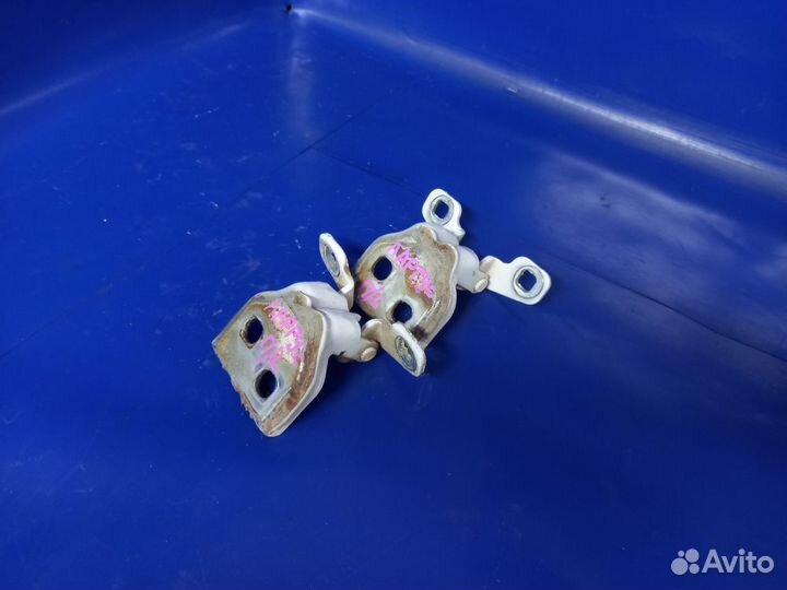 Петля двери передней левой LADA Largus I