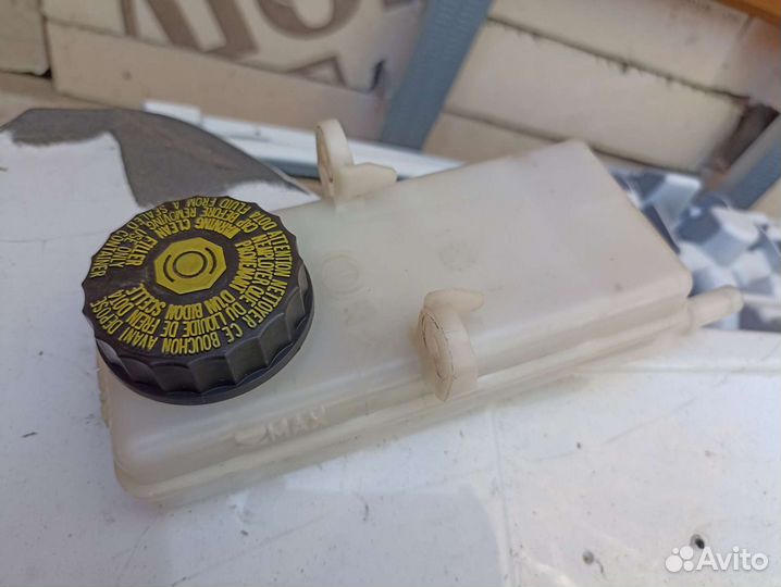 Пежо 408 бачок тормозной жидкости