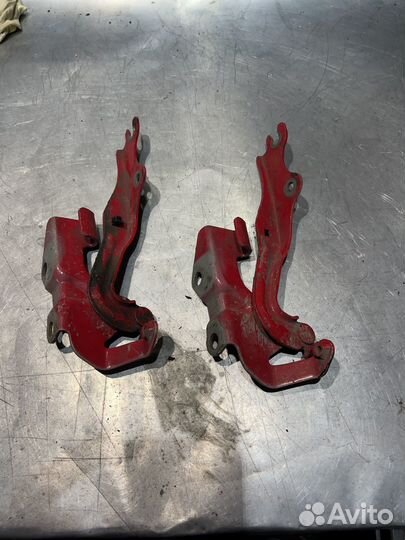 Петля капота правая Mazda 3 Bk 2003-2009