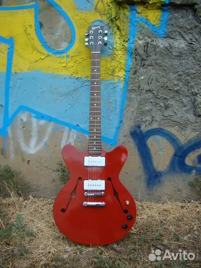 Электрогитара полуакустика