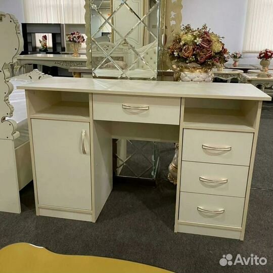 Письменный стол