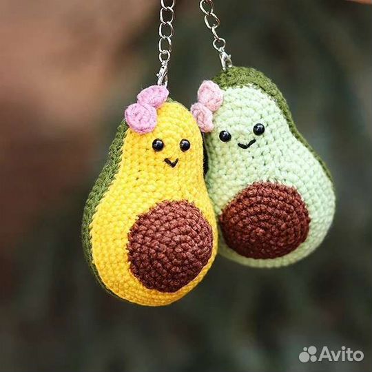 Авокадо, вязаный брелок