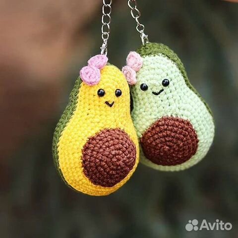 Авокадо, вязаный брелок