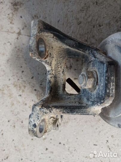 Кронштейн двигателя левый Toyota Land Cruiser 200