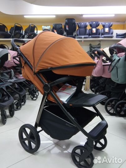 Коляска прогулочная с накидкой на ножки