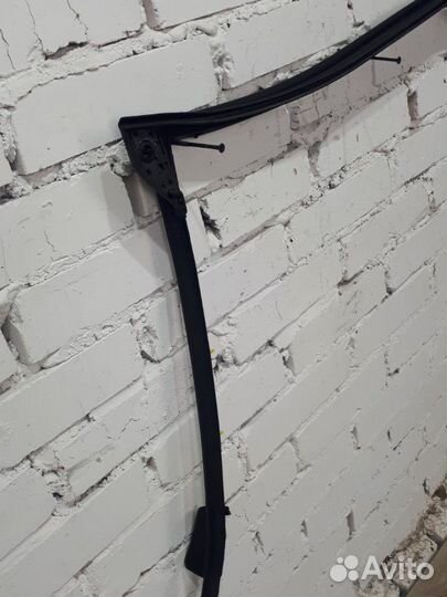 Уплотнитель двери передний правый Toyota Rav4 XA50