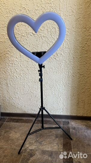 Кольцевая лампа со штативом сердце