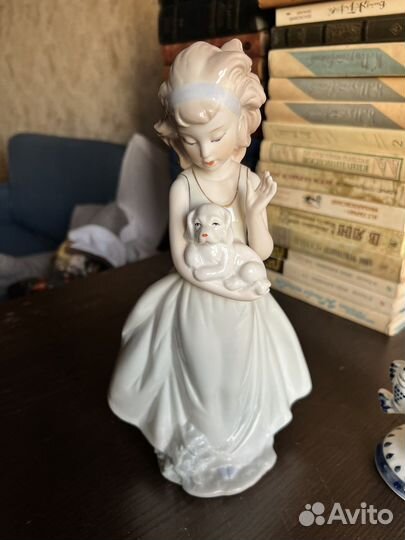 Девушка с щенком в руках статуэтка