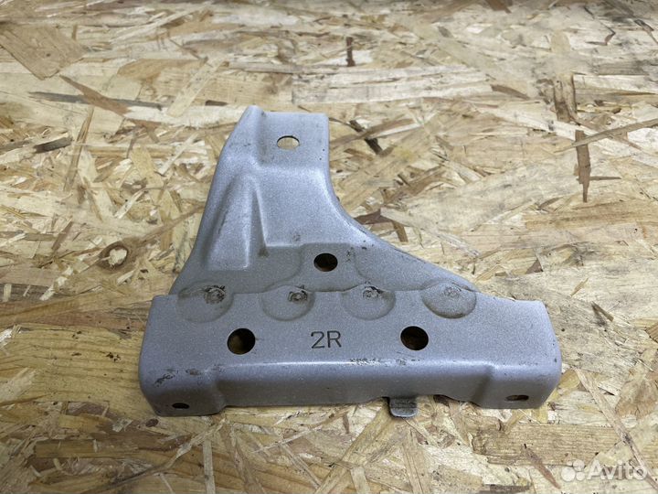 Кронштейн фары правый Toyota Land Cruiser 200