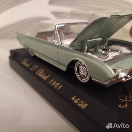 Модель автомобиля ford thunderbird 1961 1/43