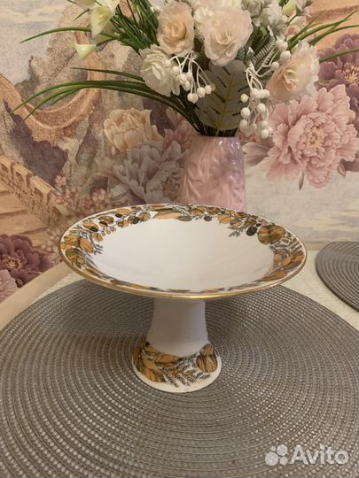 Ваза для фруктов на ножке