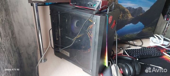 Игровой компьютер с монитором и клавиатурой