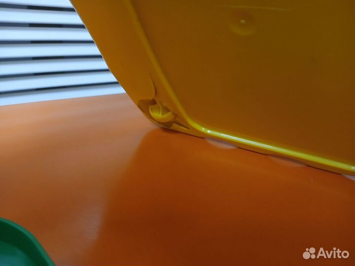 Ящик с пластиковыми кубиками