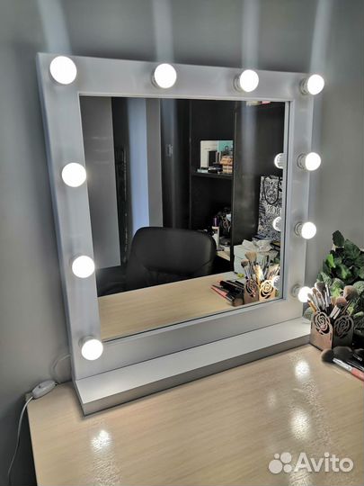 Гримерное зеркало с лампочками