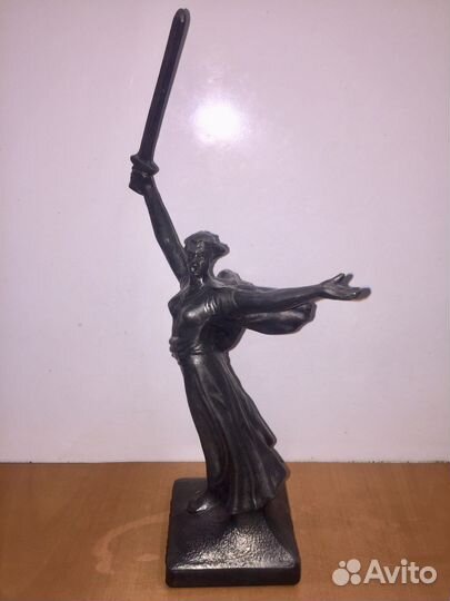 Статуэтка родина мать