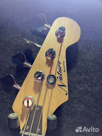 Бас гитара с комбоусилителем