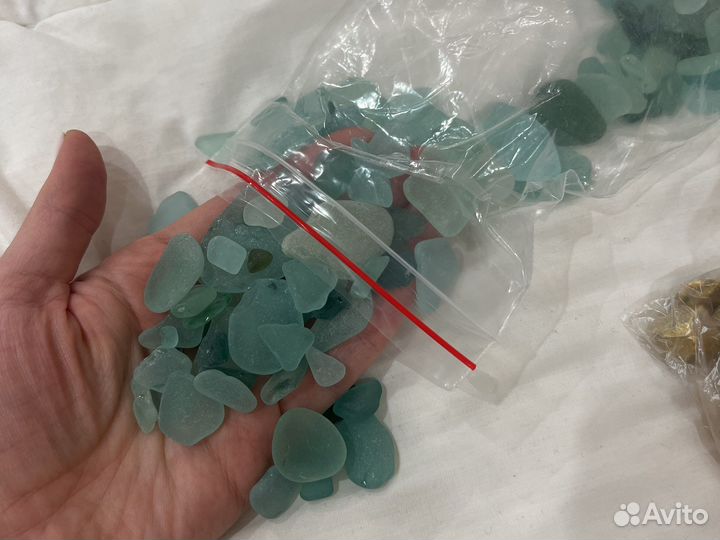 Ракушки и морское полосатое стекло