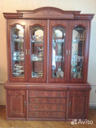 Витрина с карнизом Дана