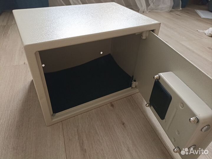 Сейф металлический