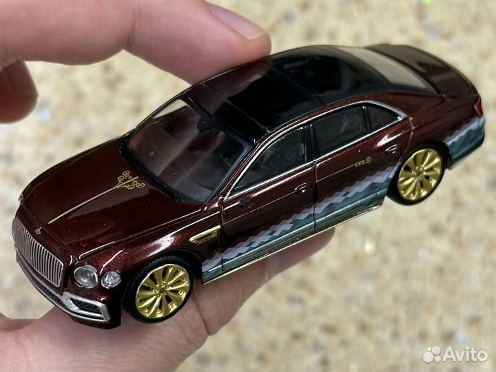 Модель Mini GT Bentley Flying Spur
