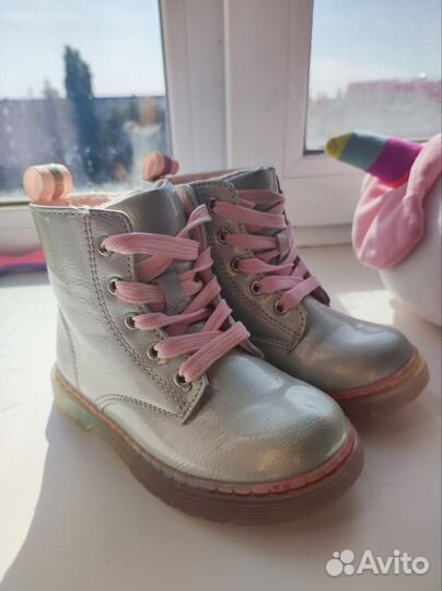 Куртка на девочку 98+ботинки 25