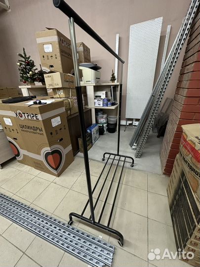 Вешалка напольная черная на колесах