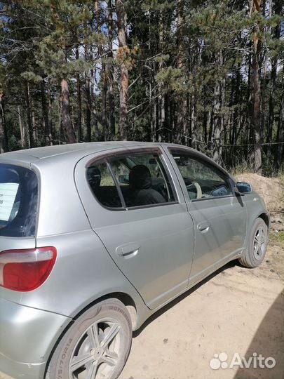 Toyota Vitz, 2001