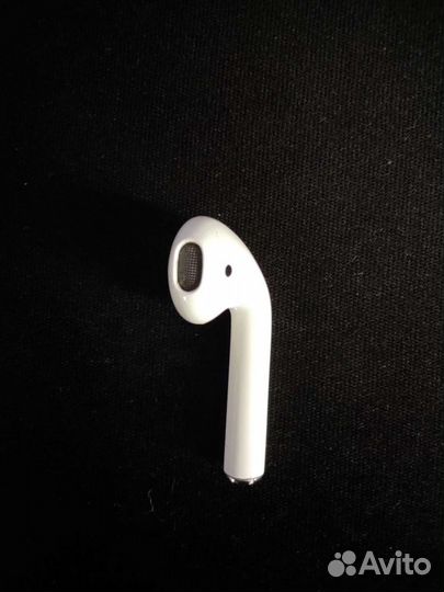 Левый наушник AirPods и Кейс