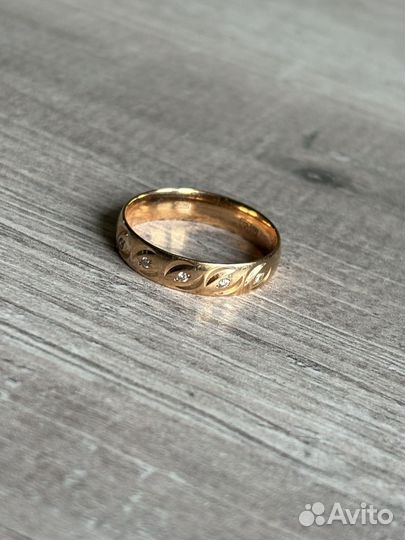 Обручальное кольцо с бриллиантами