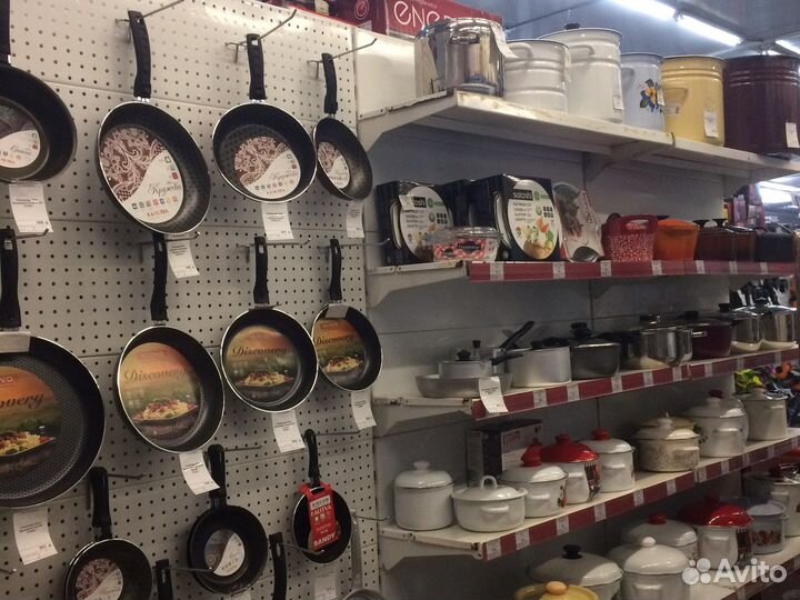 Посуда: кастрюли, сковороды и т.д возле вокзала