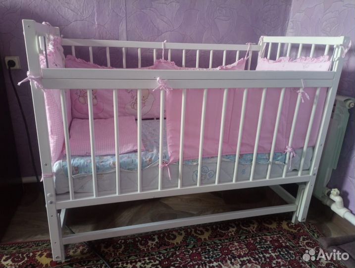 Детская кроватка с продольным маятником