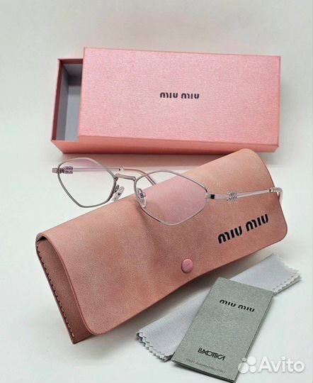Солнцезащитные очки Miu Miu