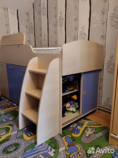 Детская кровать с столом и двумя шкафчиками