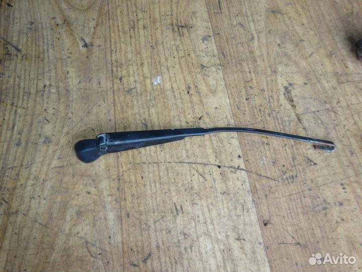 Поводок стеклоочистителя заднего Volkswagen Golf