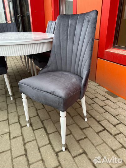 Стол и стулья