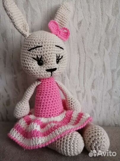Вязанные игрушки зайка