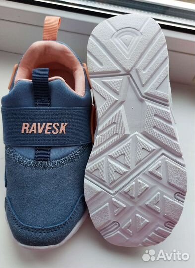 Кроссовки для девочки новые