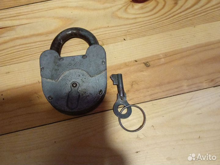 Навесной старинный замок