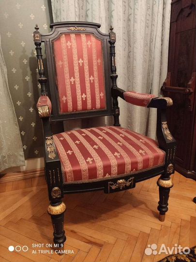 Кресло из черного дерева