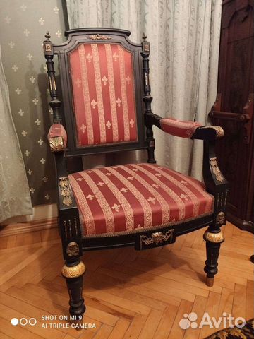 Кресло из черного дерева