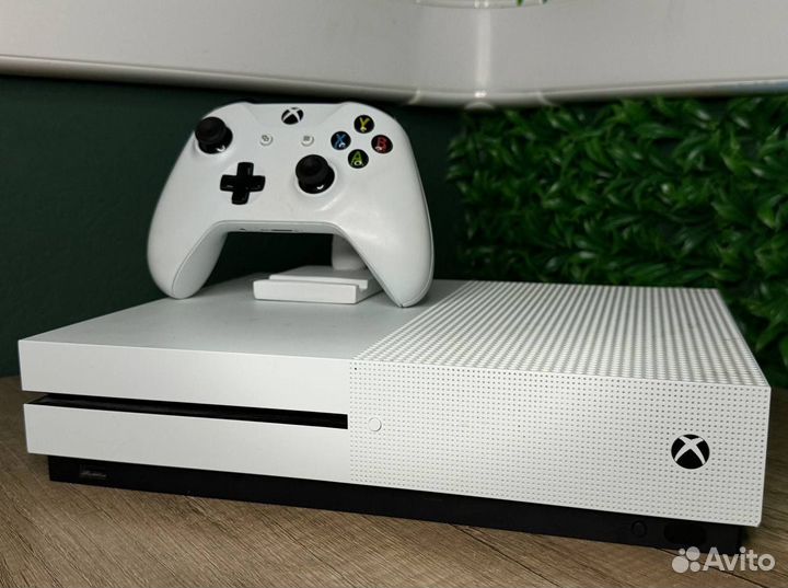 Xbox One S 500gb с кучей игр