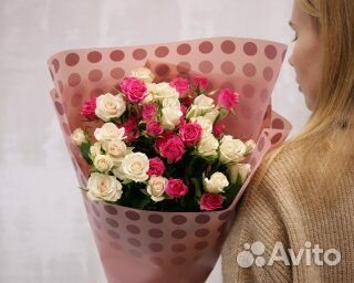 Букет из 9 высоких кустовых роз микс белых и малин