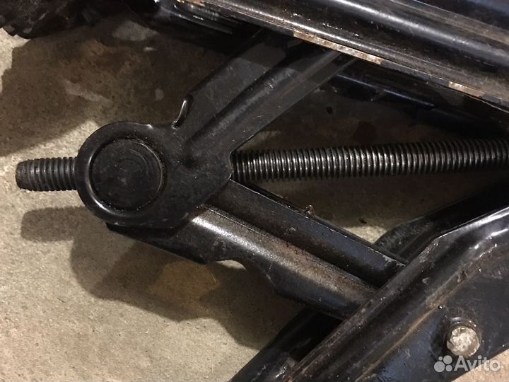 Домкрат винтовой