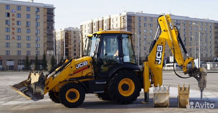 Экскаватор-погрузчик JCB с гидромолотом