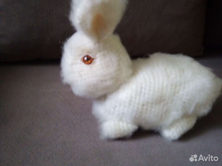 Вязаный кролик игрушка