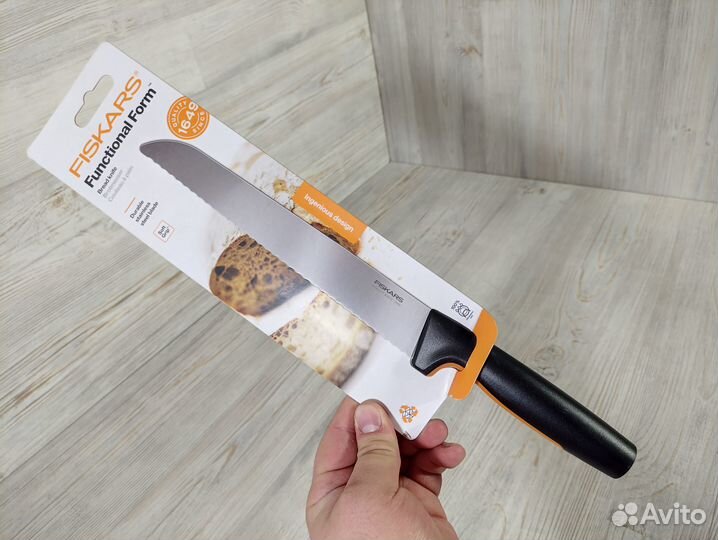 Нож для хлеба 22 см FF Fiskars 1057538