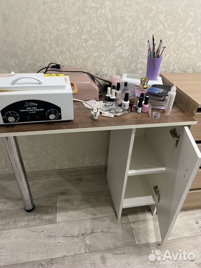Стол для маникюра и комод набором