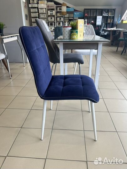 Стул в велюре синий