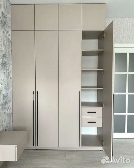 Современный распашной шкаф