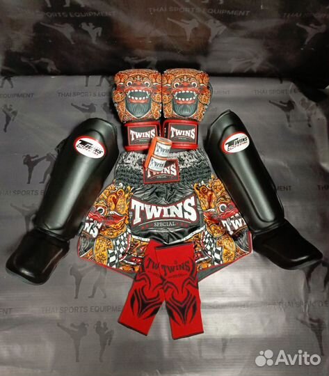 Боксёрские перчатки Twins Fairtex